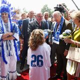 König Albert outet sich als Fan des Fußballclubs "KKA Gent". Mit seiner Frau weiht er das neue Stadion dort ein.