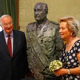 König Albert und Königin Paola enthüllen im belgischen Parlament in Brüssel Statuen von sich selbst.