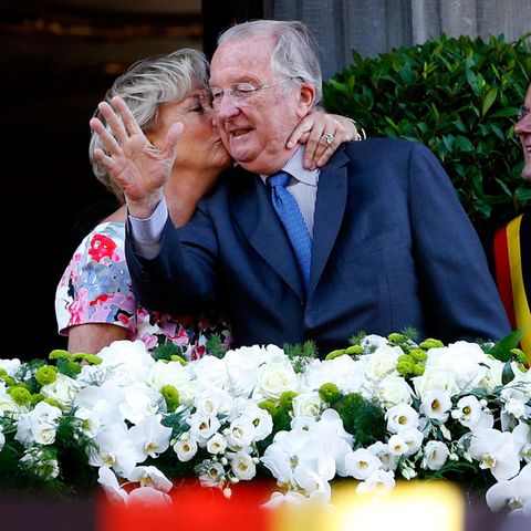 Beim Besuch in Lüttich drückt Paola ihrem Albert einen Kuss auf, als die beiden sich auf dem Balkon zeigen.