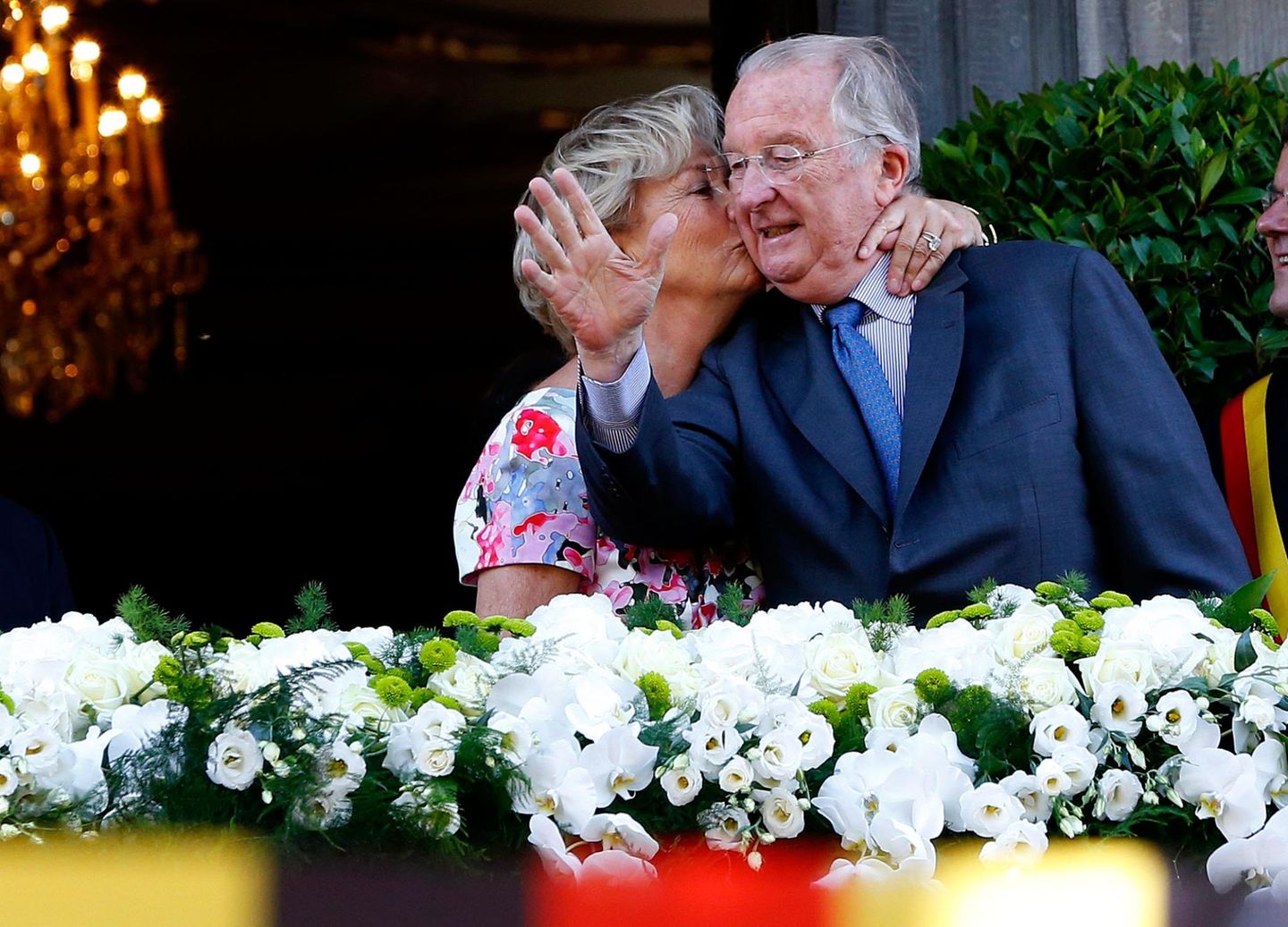 Beim Besuch in Lüttich drückt Paola ihrem Albert einen Kuss auf, als die beiden sich auf dem Balkon zeigen.