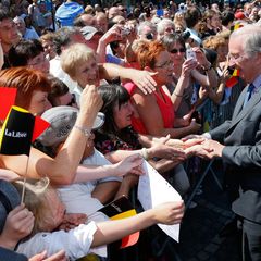 König Albert schüttelt die Hände vieler begeisterter Royal-Fans.
