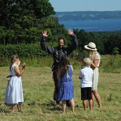 Gelungener Auftritt: Prinz Haakon kommt mit einem Fallschirm zu seiner Geburtstagsparty in Skaugum, der Residenz der norwegischen Königsfamilie. Der Tandemsprung soll ein Geschenk seiner Frau Mette-Marit gewesen sein.
