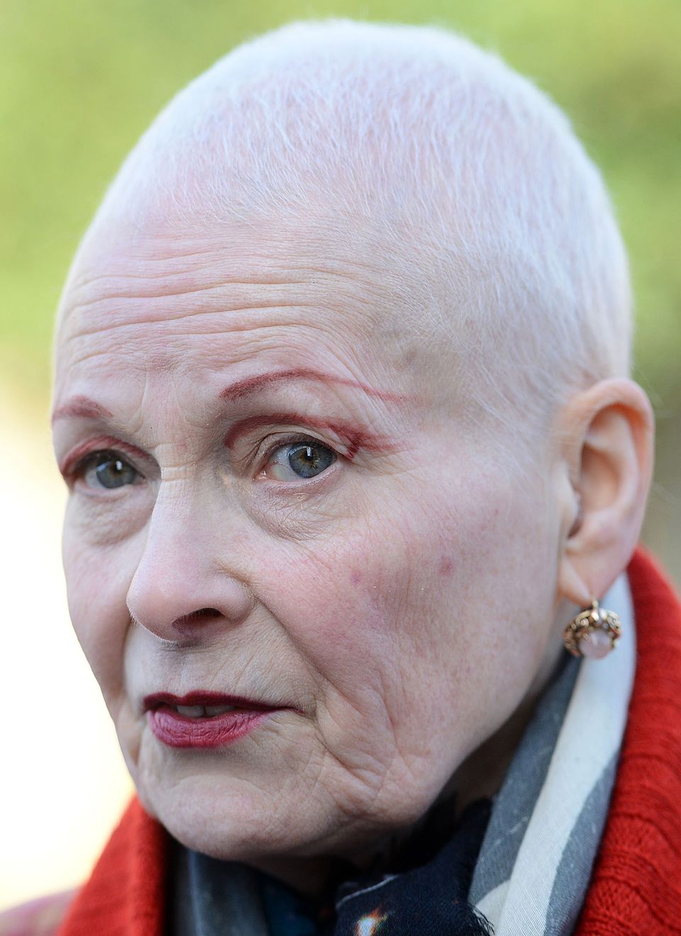 Vivienne Westwood, die Erfinderin der Punk-Mode, hat sich von ihrer leuchtend roten Mähne getrennt. Um auf den Klimawandel aufmerksam zu machen und zu zeigen, wie stolz sie auf ihre 72 Jahre ist, trägt sie das weiße Haar nun raspelkurz. Vivienne Westwood, die Erfinderin der Punk-Mode, hat sich von ihrer leuchtend roten Mähne getrennt. Um auf den Klimawandel aufmerksam zu machen und zu zeigen, wie stolz sie auf ihre 72 Jahre ist, trägt sie das weiße Haar nun raspelkurz.