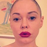In den vergangenen Monaten sind Rose McGowans Haare bereits immer kürzer geworden. Jetzt hat sie sich für den radikalisten Schnitt entschieden und sie komplett abrasiert. "Es ist befreiend", schreibt die Schauspielerin zu dem Bild bei Instagram.