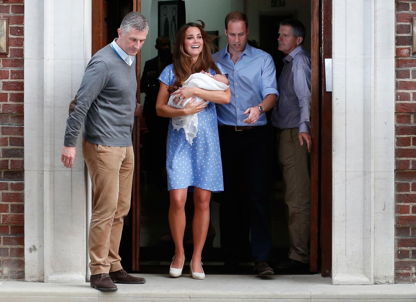 Um 19.13 Uhr Ortszeit ist es dann so weit: Die frischgebackenen Eltern Herzogin Catherine und Prinz William treten vor das Krankenhaus.