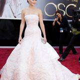 Eine Robe, so atemberaubend wie der Abend selbst: Für ihren großen Auftritt bei der Oscar-Verleihung 2013 wählte Jennifer Lawrence ein Kleid aus dem Hause Dior. Am Ende des Abends hielt sie die Trophäe in der Hand - und ihr glamouröser Look ging um die Welt.