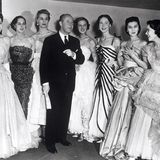 Die Anfänge einer Erfolgsgeschichte: Firmengründer Christian Dior zeigt sich im Jahr 1950 umgeben von seinen Entwürfen. Nach den entbehrungsreichen Jahren des Krieges ist es das 1946 gegründete Haus Dior, das mit dem "New Look" eine neue, verschwenderische Silhouette an die Frauenkörper schneidert. Die Empörung ist groß - doch die neue Weiblichkeit wird zu einem heißbegehrten Klassiker. Der Startschuss einer Weltkarriere.