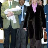 2003: Selbst ist der Mann - Prinz Edward trägt seine kleine "Lady Louise" eigenhändig aus dem Frimley Park Krankenhaus in Surrey. Es ist die erste Tochter für den britischen Prinzen und seine Frau Sophie.