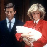 1984: Ein weiterer Prinz für England - voller Stolz präsentieren Prinz Charles und Prinzessin Diana den kleinen Harry.