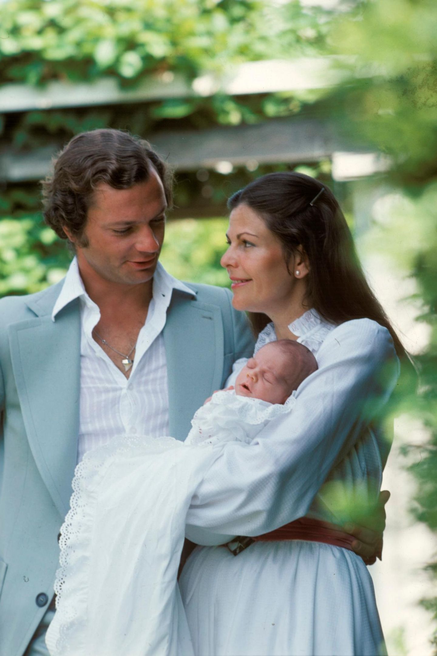 1977: Zärtlich hüten Königin Silvia und König Carl Gustaf Schwedens neue Prinzessin Victoria.