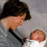 2003: Ganz die Mama - Norwegens Prinzessin Märtha-Louise mit ihrer ersten Tochter Prinzessin Maud Angelica.