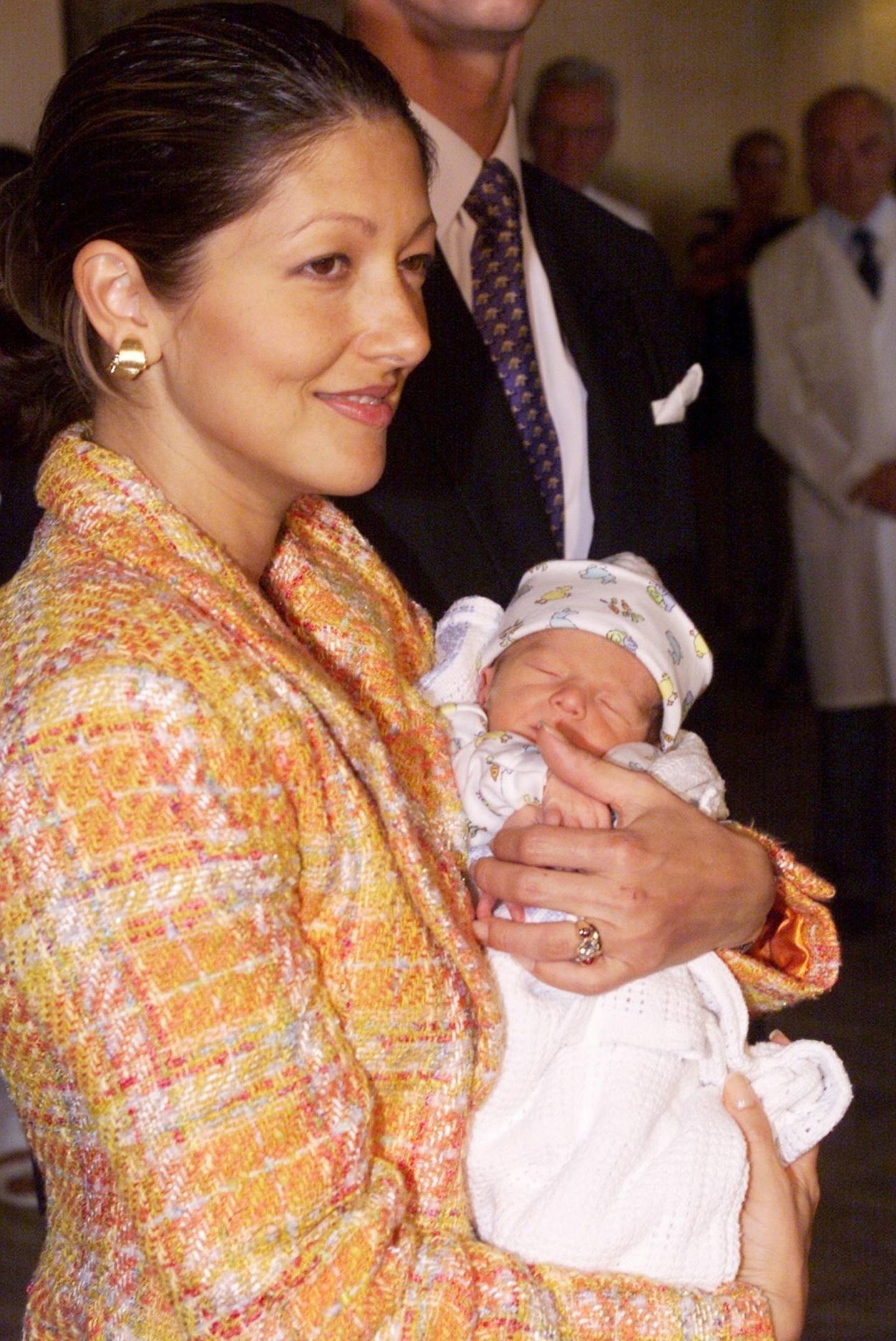 1999: Friedlich schlummert der kleine Nikolai in den Armen seiner Mutter, der damaligen Prinzessin Alexandra von Dänemark.