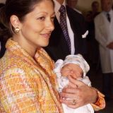 1999: Friedlich schlummert der kleine Nikolai in den Armen seiner Mutter, der damaligen Prinzessin Alexandra von Dänemark.