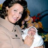 1971: Norwegens Kronprinzessin Sonja mit ihrem "Bündel Glück"- Töchterchen Märtha-Louise.