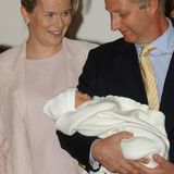 2003: Philippe und seine Frau Mathilde sind völlig verliebt in ihren Spross Gabriel. Nach Prinzessin Elisabeth ist er das zweite KInd des aktuellen belgischen Königspaares.