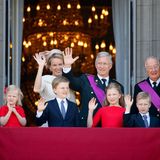Die neue Generation tritt an: König Albert und Königin Paola (rechts) freuen sich für Philippe und Mathilde. Auch die vier Kinder des neuen Königspaars grüßen vom Balkon, sowie Königin Fabiola (links).
