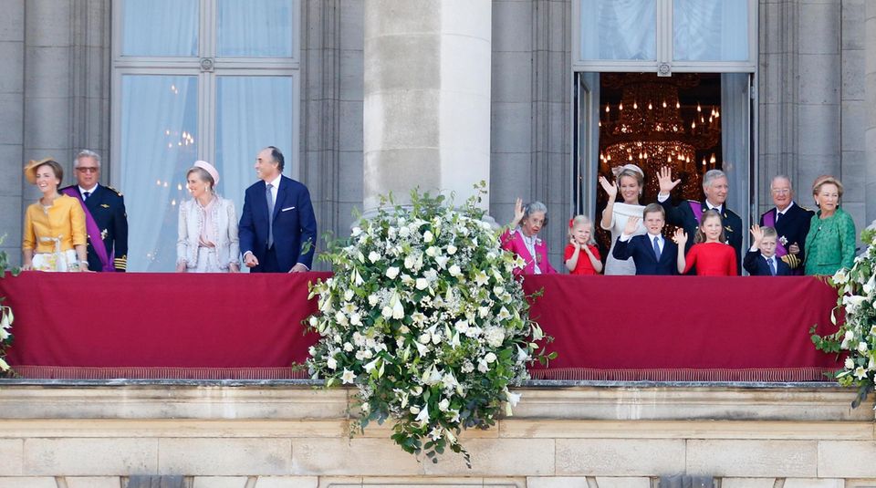 Auf der linken Balkonhälfte haben sich Prinzessin Claire, Prinz Laurent, Prinzessin Astrid und Prinz Lorenz versammelt. Auf der linken Balkonhälfte haben sich Prinzessin Claire, Prinz Laurent, Prinzessin Astrid und Prinz Lorenz versammelt.