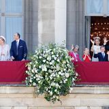 Auf der linken Balkonhälfte haben sich Prinzessin Claire, Prinz Laurent, Prinzessin Astrid und Prinz Lorenz versammelt.