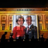 Mit einer Projektion am Königspalast feiern die Belgier ihr neues Königspaar am Nationalfeiertag.