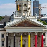 Die Kirche Saint Jaques ist in den Nationalfarben dekoriert.