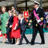 Das alte Königspaar mit seinen Enkeln Prinzessin Eléonore, Prinz Gabriel, Kronprinzessin Elisabeth und Prinz Emmanuel