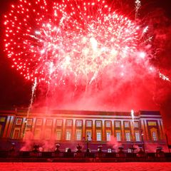 Dann ist das Feuerwerk über dem Palast zu sehen.