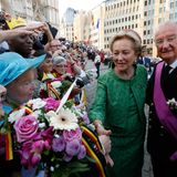 Auch Königin Paola und König Albert zeigen sich ihrem Volk.