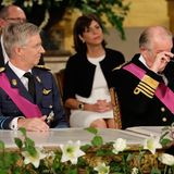 Überwältigt vom Ereignis muss König Albert II sich Tränen aus den Augen wischen.
