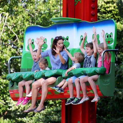 Im "Miniland" gibt es den wild wuchernden grünen Sumpf mit Lego-Pilzen und Lego-Fröschen. Dort stehen auch der "Frog Hopper" mit dem es für die sympathische Königsfamilie hoch hinaus geht.