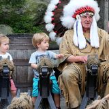 Prinzessin Josephine und Prinz Vincent üben mit "Häuptling Langohr" den Indianergruß.