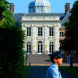 Im Juli 2013 wird Prinz Friso von London nach Schloss Huis ten Bosch in Den Haag verlegt, wo er den Sommer mit seiner Familie verbringen soll. Am 12. August 2013 verstirbt der Prinz in seiner Heimat.