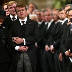 Am 6. Oktiober 2002 verstirbt Beatrix' gebliebter Prinzgemahl Claus von Amsberg. Auf der Trauerfeier stützt Prinz Johan Friso seine Mutter.