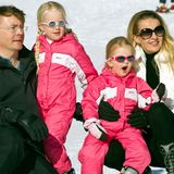 Ein Jahr vor dem Unglück ist das Familienidyll noch ungetrübt. Mit den Töchtern Joanna Zaria und Emma Luana stehen Prinz Friso und Prinzessin Mabel im Winterurlaub für die Fotografen vor der Linse.