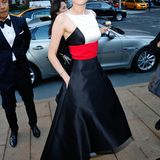 Diane Kruger begeistert bei der Eröffnung der Opernsaison der Metropolitan Oper in New York in einem Kleid von Prabal Gurung. Den Designer, links im Bild, hat sie sogar gleich mitgebracht.