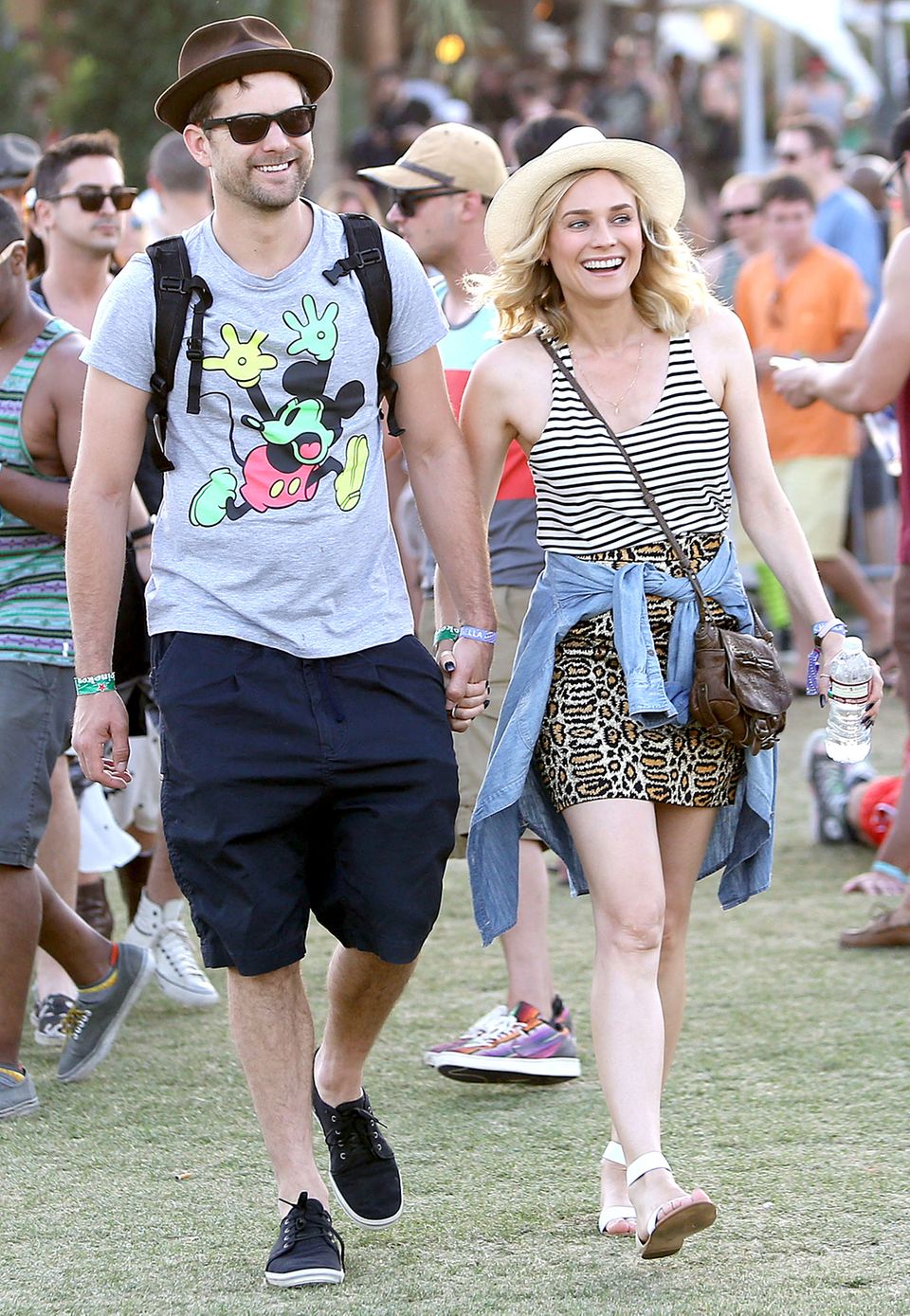 Comic-Look und Mustermix: Auch Joshua Jackson und Diane Kruger haben sich fürs Coachella-Festival ganz bequeme Outfits ausgesucht.