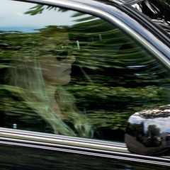 Im Inneren des Wagen sieht man Frisos trauernde Witwe, Prinzessin Mabel, das Gesicht versteckt hinter einer großen Sonnenbrille.