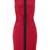 Anzeige: Sleek-Chic: Rotes Etuikleid mit durchlaufendem Zipper in der Front. Von Jessica Simpson, ca. 129€.