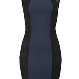 Anzeige: Edelblau: Das schlichte blau-schwarze Kleid bekommt das gewisse Extra durch die Spitzeneinsätze und die Lederimitatärmel. Von Siena Studio, ca. 109€.