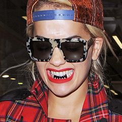 Schwarze Zähne? Nicht gerade eine erstrebenswerte Angelegenheit im Mund, aber Rita Ora sorgt mit ihren schwarz glänzenden Grillz zumindest für einen Hingucker.