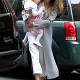 Supermodel Gisele Bundchen sieht im eleganten, weißen Outfit mit grauem Wollmantel selbst mit ihrer nicht mehr ganz so kleinen Tochter Vivian Lake auf dem Arm noch mühelos toll aus.