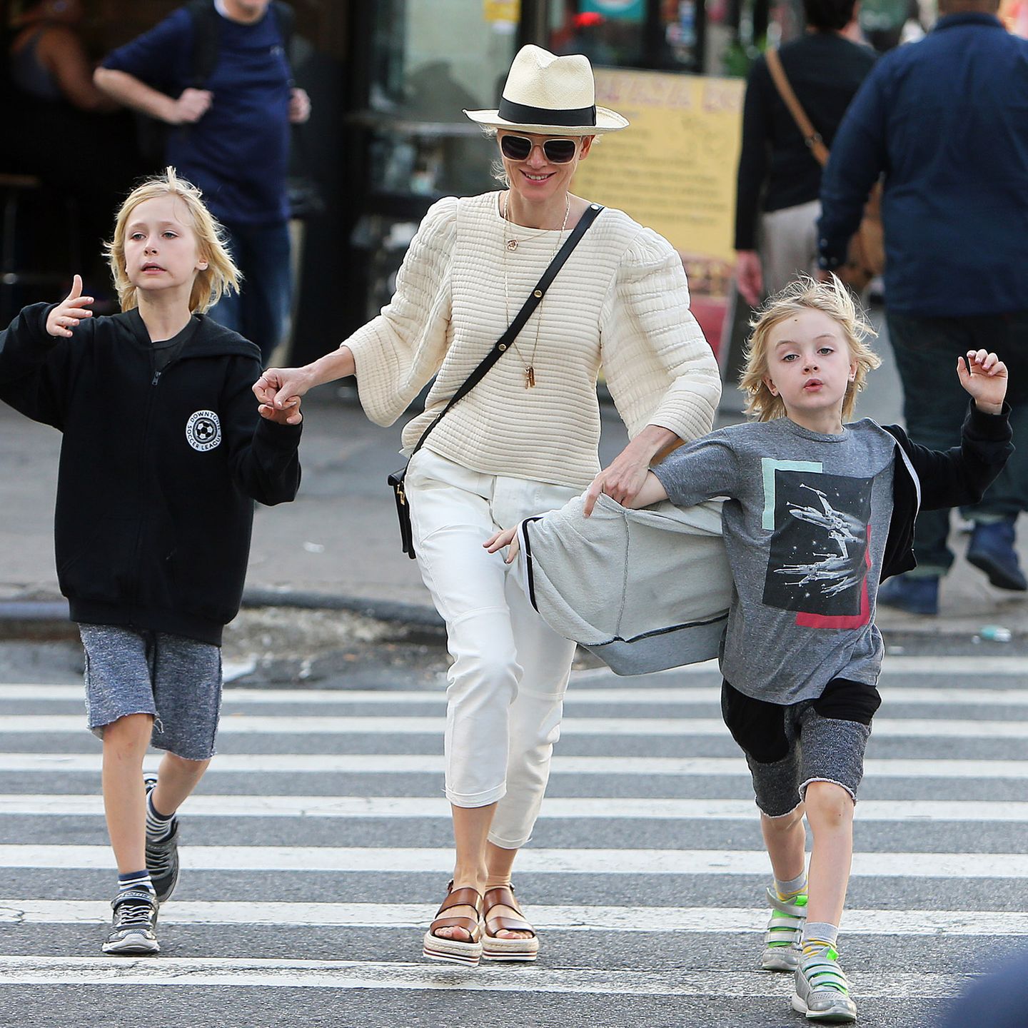 Schnell über den Zebra-Streifen! Naomi Watts passt im dichten Verkehr New Yorks gut auf ihre beiden Jungs Samuel und Alexander auf, und sieht dabei im cremefarbenen-Outfit mit Panama-Hut und schicken Plateau-Sandalen richtig toll aus.