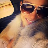 Mit stylischer Sonnenbrille, Strickjacke mit Pelzkragen und einem strahlendem Lächeln schickt Jennifer Lopez ihren Instagram-Fans die Nachricht, dass sie bald wieder zuhause ist.