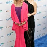 Goldie Hawn ist im pinken Schlaghosen-Anzug auf ihrer eigenen Charity-Gala "Goldie's Love In For Kids" in Beverly Hills farblich ein ganz besonderer Blickfang. Ihre Tochter Kate Hudson präsentiert sich auf dem blauen Teppich mit ihrem One-Shoulder-Spitzenkleid dagegen eher zurückhaltend.