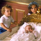 Prinzessin Victoria, die älteste der drei Königskinder, und ihr jüngerer Bruder Carl Philip stehen an der Wiege ihrer kleinen Schwester Madeleine.