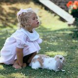Im Sommerurlaub 1986 darf die kleine Prinzessin Madeleine barfuß auf dem Rasen herumtollen mit einem schlappohrigen Kaninchen.