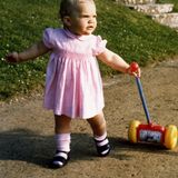 Zu ihrem ersten Geburtstag 1978 trägt Prinzessin Victoria ein rosa Kleid und - dazu passend - rosa Söckchen. Nicht fehlen darf ihr Lieblingsspielzeug.