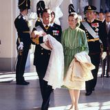 27. September 1977: König Carl Gustaf und Königin Silvia bringen ihre kleine Prinzessin in die Kathedrale von Stockholm. Dort wi