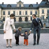 Prinz Carl Philip bekommt gekonnt Hilfe beim Laufen von seinem Vater und seiner großen Schwester. Und so geht es 1980 für den noch nicht ganz ein Jahr alten Prinzen schon ganz flott voran.