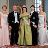 Kurz vor seinem 60. Geburstag im April 2006 posiert König Carl Gustaf mit seiner gesamten Familie. Große Roben und Uniformen sind dabei natürlich Pflicht.