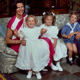 Zu fünft zeigt sich die Königsfamilie 1984 auf Schloss Drottningholm. Victoria und Madeleine tragen - ganz brav - ähnliche Rüschenkleider, ihr Bruder einen Matrosenanzug.